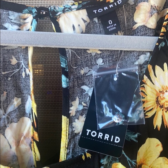 NWT Torrid Black & Yellow 🌺 Floral Dress - Picture 4 of 16